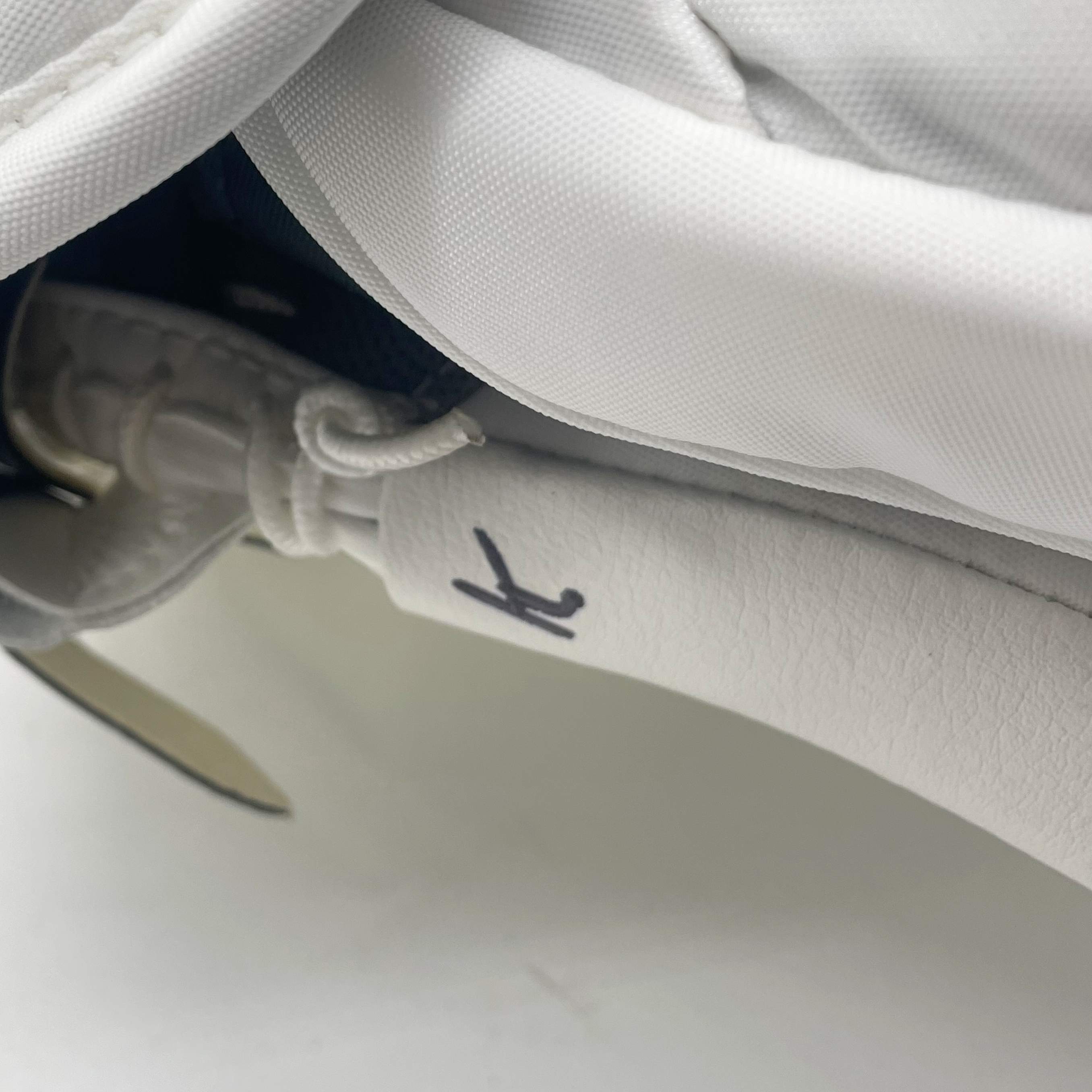 CCM Axis XF Pro - Nouveau gant de gardien Pro Stock (blanc/bleu marine)