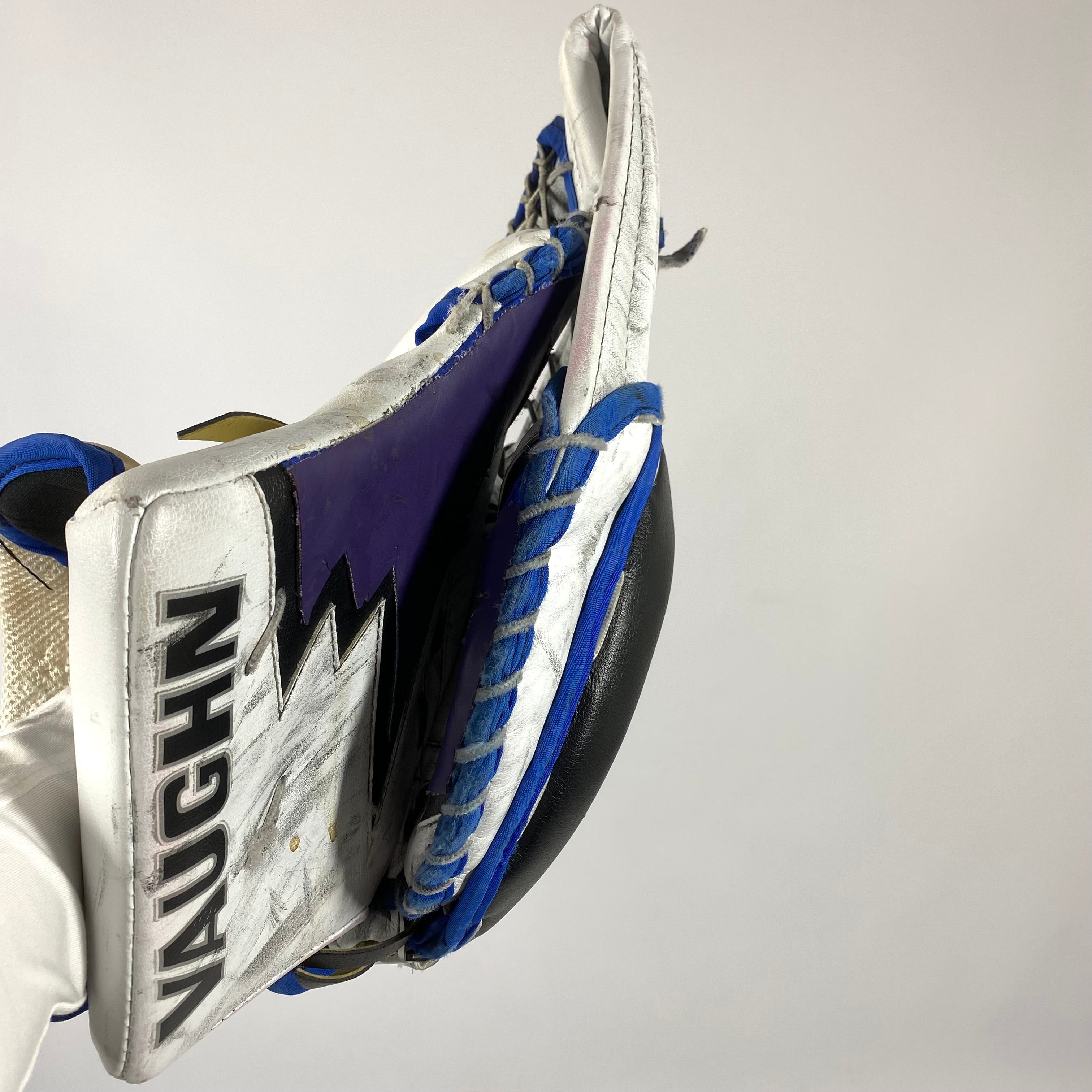 Vaughn Velocity V9 - Gant de gardien de but Pro Stock d'occasion - (Blanc/Violet/Bleu)