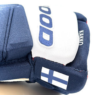 Kaapo Kakko Sherwood Rekker M90 - Gant NHL Pro Stock - ÉQUIPE FINLANDE (Marine/Blanc) 