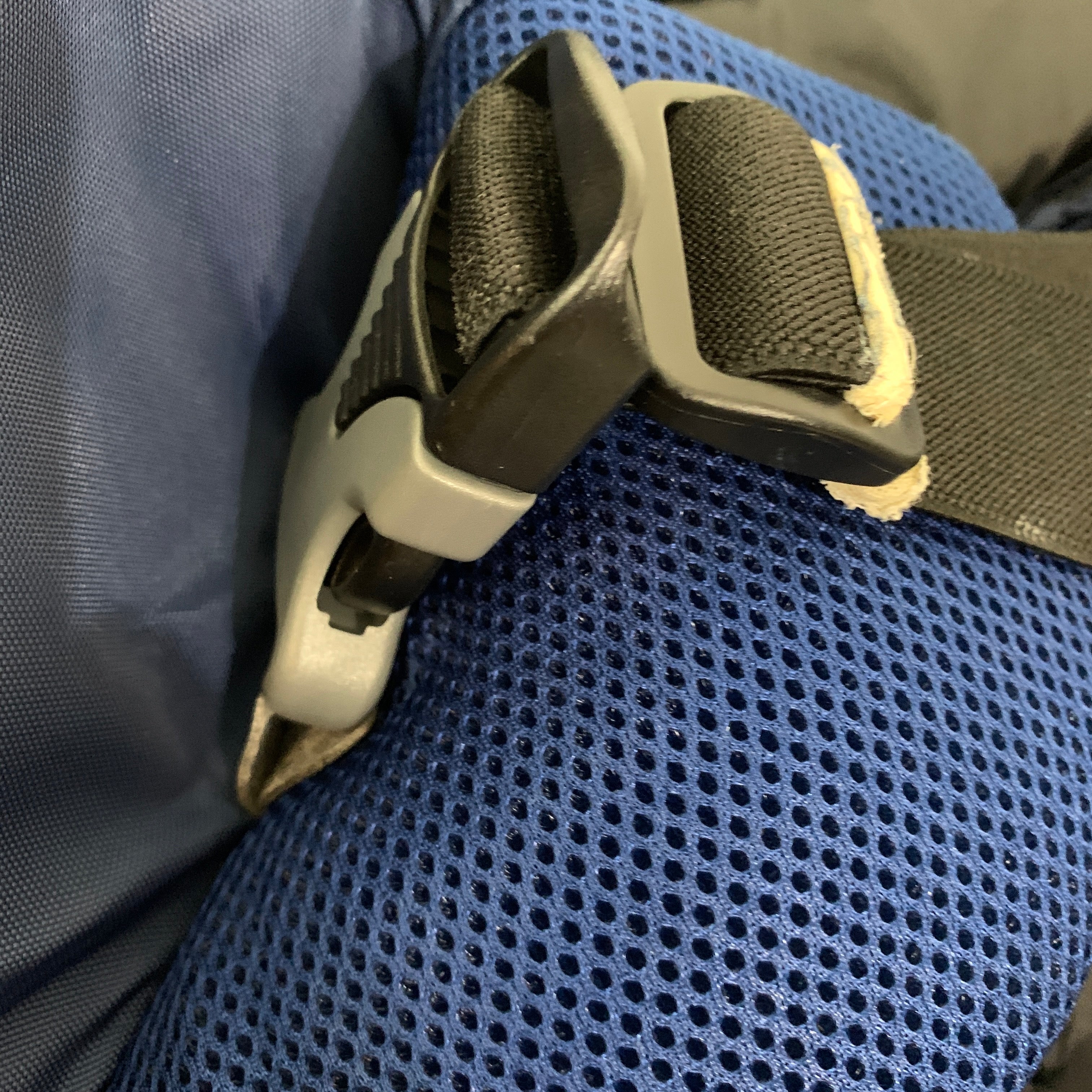 Vaughn V5 7800 - Plastron de gardien de but Pro Stock d'occasion (bleu marine/doré)